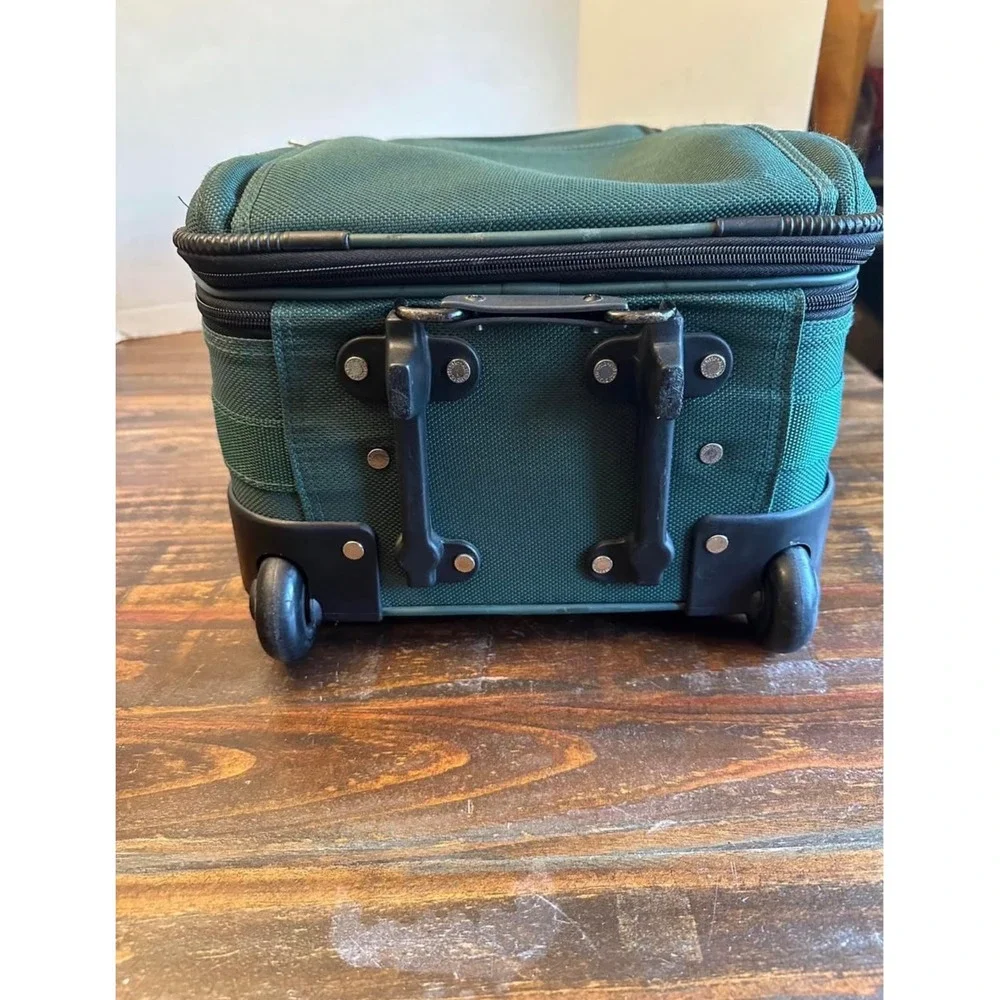 Atlantic Forest Green‎ Rolling Carry On Suitcase 21